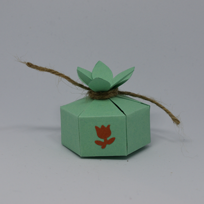 Handgemaakte zeshoekige doosjes met bloemen
