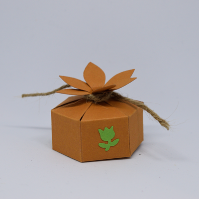 Handgemaakte zeshoekige doosjes met bloemen
